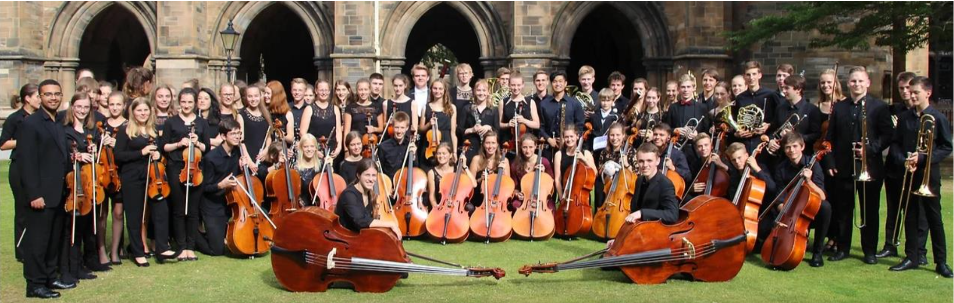 Musicien Avec Violoncelle Assis Près Du Support De Notes De Musique